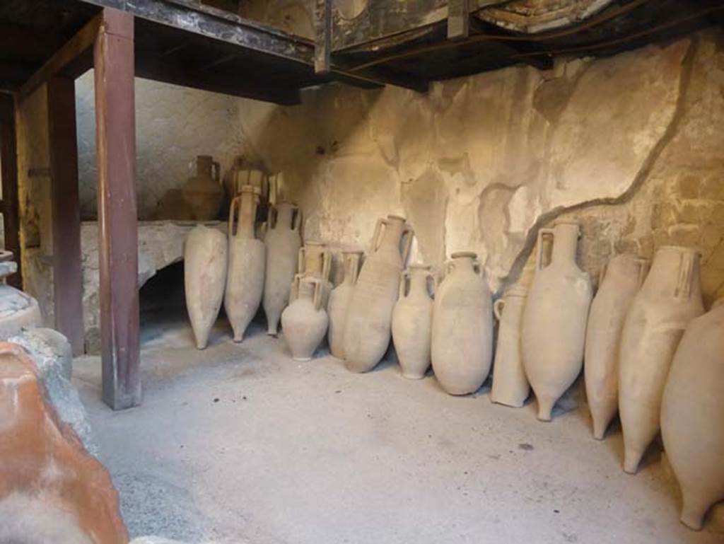 Ins. V 6, Herculaneum, September 2015. South-east corner of shop.